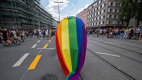 Aktivistin demonstrieren im Juni 2023 für einen queeren Aktionsplan