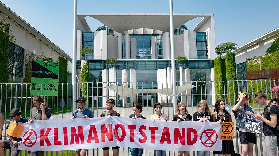 Klimaaktivisten vor Bundeskanzleramt