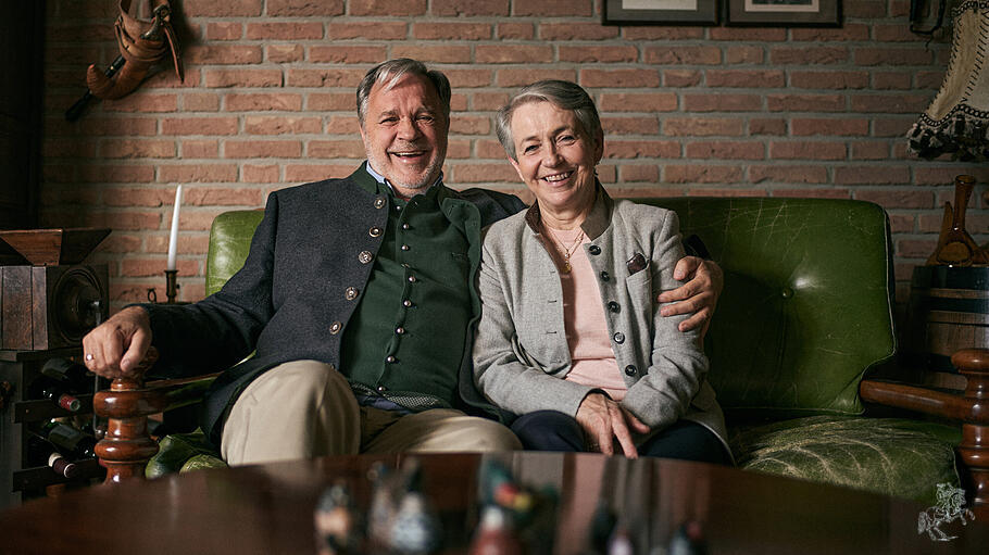Jürgen Liminski in seinem heimischen Arbeitszimmer (oben) und mit seiner Ehefrau Martine in ihrem Zuhause in Sankt Augustin.