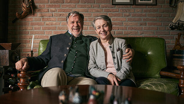 Jürgen Liminski in seinem heimischen Arbeitszimmer (oben) und mit seiner Ehefrau Martine in ihrem Zuhause in Sankt Augustin.