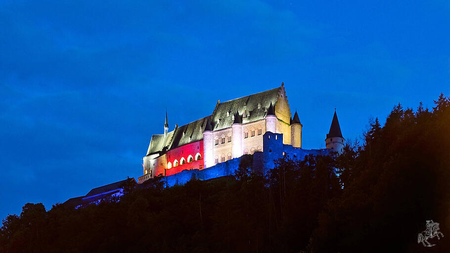 Burg Vianden, angestrahlt in den Farben der Flagge von Luxemburg zum Nationalfeiertag, Luxemburg, Kanton Vianden, Viande