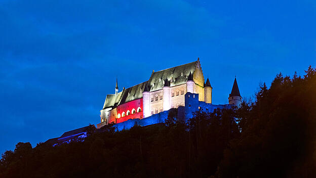 Burg Vianden, angestrahlt in den Farben der Flagge von Luxemburg zum Nationalfeiertag, Luxemburg, Kanton Vianden, Viande