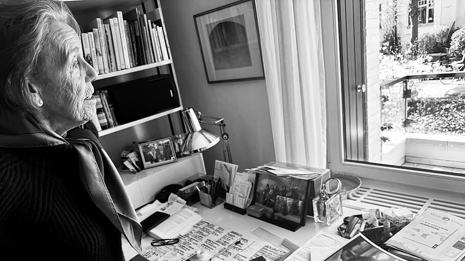 Ingrid von Kruse in ihrem Arbeitszimmer, auf dem Schreibtisch ihr Foto von Kardinal Casaroli.