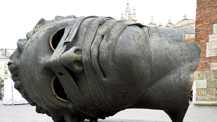 Die Bronzeskulptur „Eros Bendato“ des Künstlers Igor Mitoraj lässt sich als Sinnbild für Selbstzensur deuten.