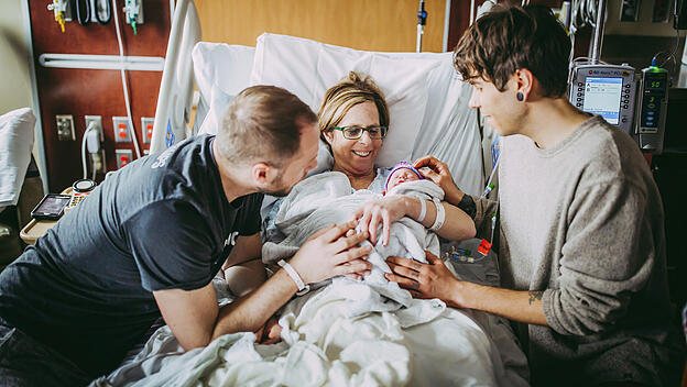 61-J&auml;hrige bringt eigene Enkelin zur Welt