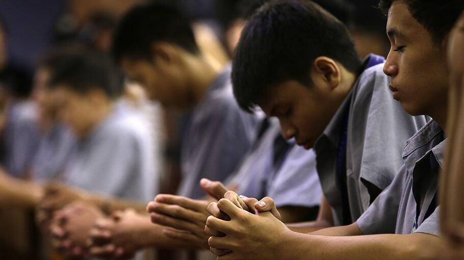Filipino Catholics hold vigil as papal conclave begins