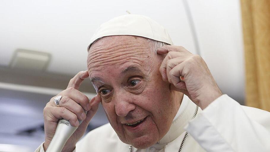 Papst Franziskus erklärt Journalisten eindringlich die Sicht der Kirche.