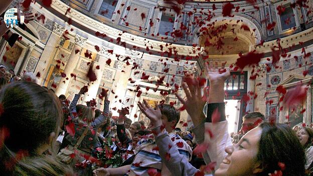 Rosenblätter regnen im Pantheon