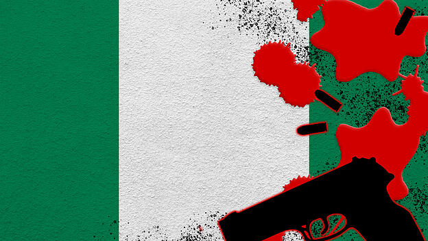 Nigeria-Flagge mit Schusswaffe und Blut.