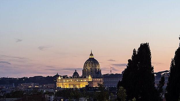 Kuppel vom Petersdom in der Abenddämmerung, Rom, Latium, Italien, Europa *** Dome of St. Peters Basilica at dusk, Rome,