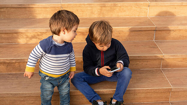 Kinder und Handy