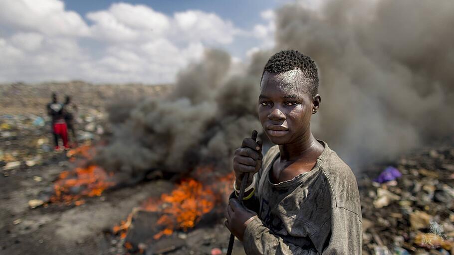 Afrikanischer Jugendlicher auf einer M&uuml;lldeponie