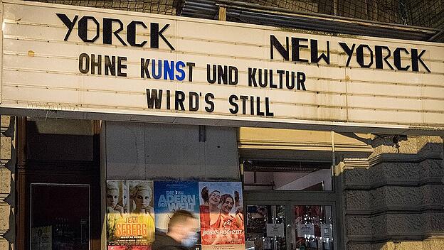 Schriftzug am Kino: "Ohne Kunst und Kultur wird s still"