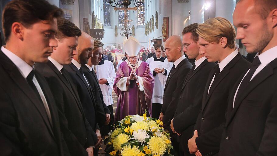 Adrianus Johannes Kardinal Simonis wurde gestern zu Grabe getragen