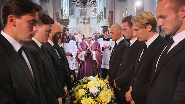 Adrianus Johannes Kardinal Simonis wurde gestern zu Grabe getragen