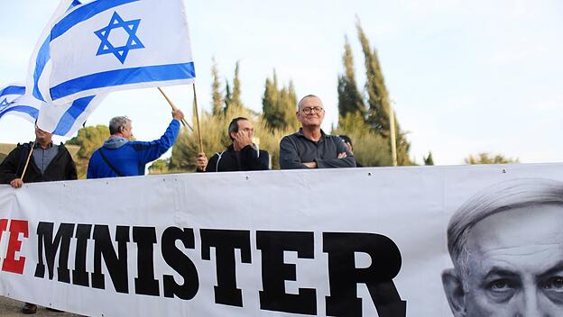 Protestbanner von Vertretern der israelischen Linken
