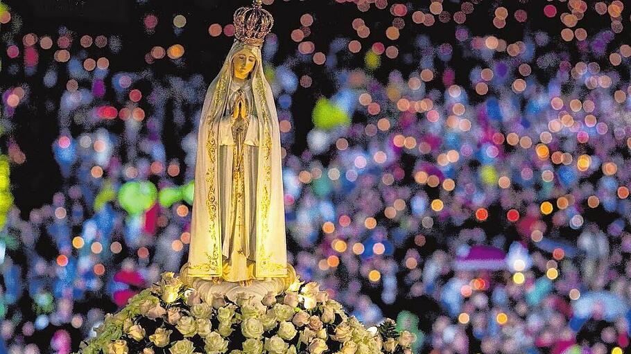 Fatima: Marienstatue im Lichtermeer