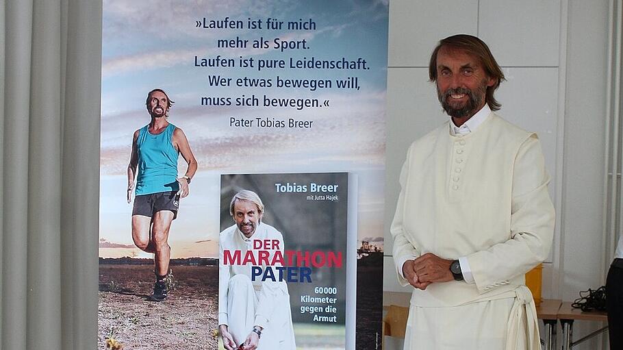 Pater Tobias Breer OPraem bei einer Buchpräsentation in St. Petri in Magdeburg