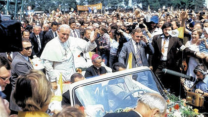Papst Johannes Paul II., hier beim triumphalen Einzug zum Gottesdienst in Nowy Targ