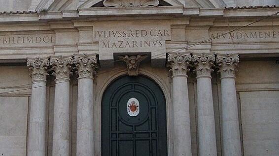 Kirche Ss. Vicenzo e Anastasio am Trevibrunnen.