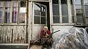 Berg-Karabach: Eine alte Frau sitzt mit einem Gewehr im Eingang ihres Hauses