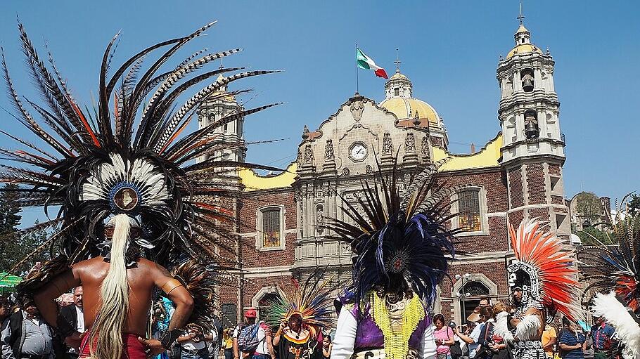 Nachfahren der Azteken tanzen vor der Basilika