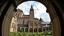 Rückseite der Hohen Domkirche zu Trier und ein Teil des Kreuzgangs