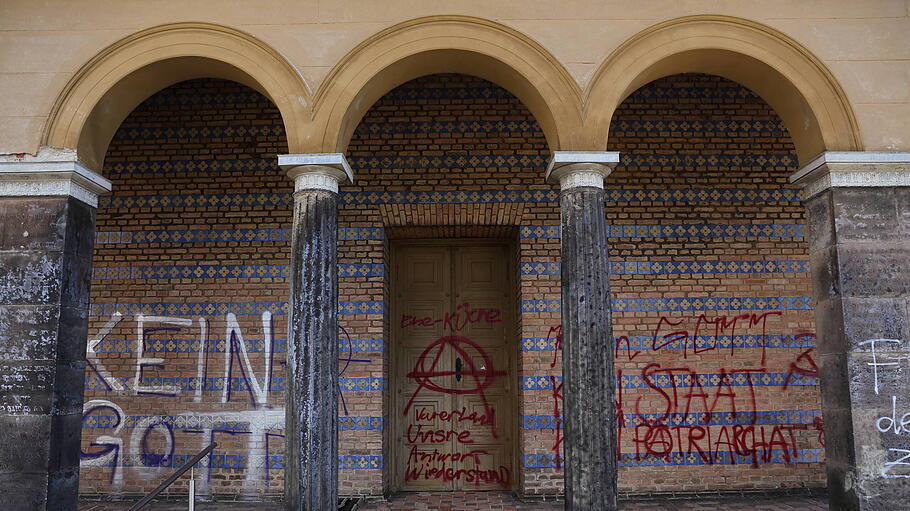 Linksextreme Parolen stehen gesprüht an der Sacrower Heilandskirche in Potsdam