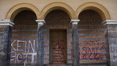 Linksextreme Parolen stehen gesprüht an der Sacrower Heilandskirche in Potsdam