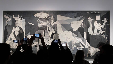 Picassos &bdquo;Guernica&ldquo; wird bis heute als Ikone der Anti-Kriegs-Bewegung gefeiert. Im spanischen B&uuml;rgerkrieg galt es als politisches Fanal der linken Internationale und wurde erstmals auf der Pariser Weltausstellung 1937 gezeigt.
