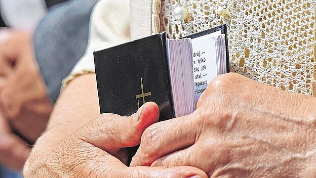 Ältere Frau mit Gesangbuch