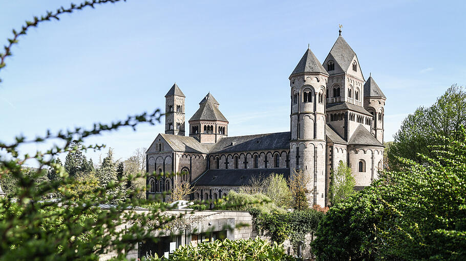 Außenansicht der Klosterkirche der Benediktinerabtei Maria Laach