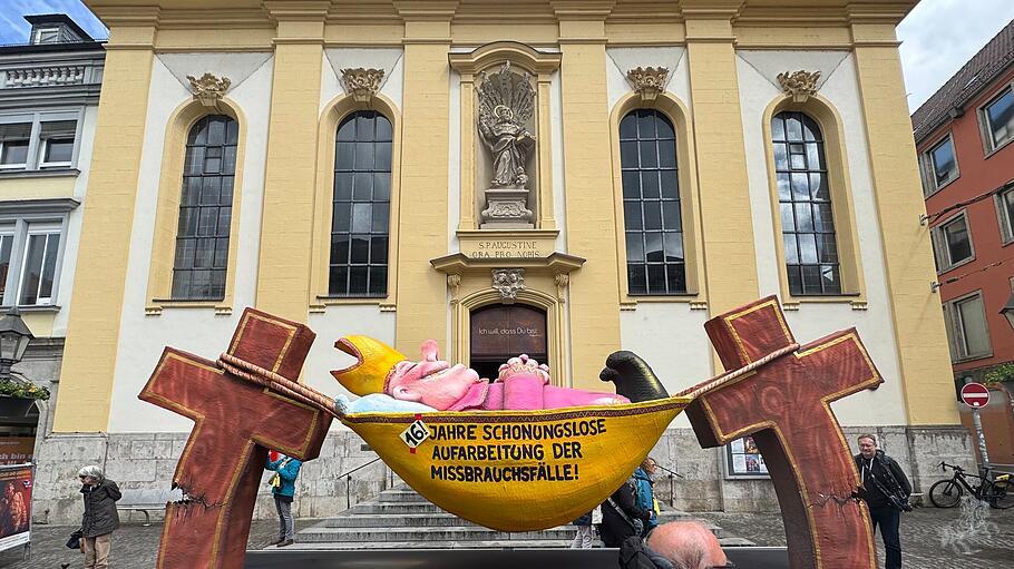 Protestwagen vor der Augustinerkirche