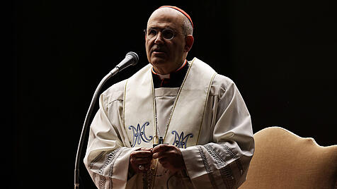 Kardinal de Mendonca beim Rosenkranz während der Erkrankung des Papstes im März.