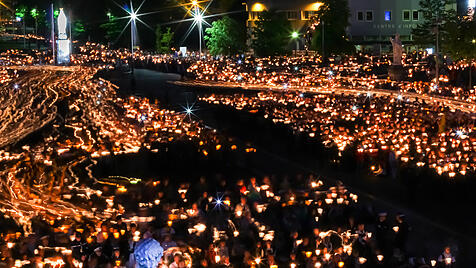 Immer ein Highlight bei der Soldatenwallfahrt nach Lourdes: Die Lichterprozession.