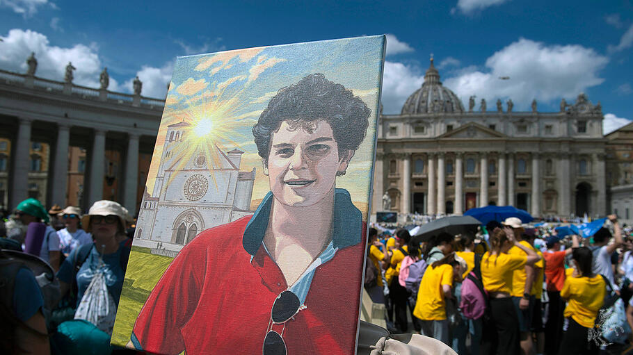 Bild von Carlo Acutis bei einer Messe auf dem Petersplatz