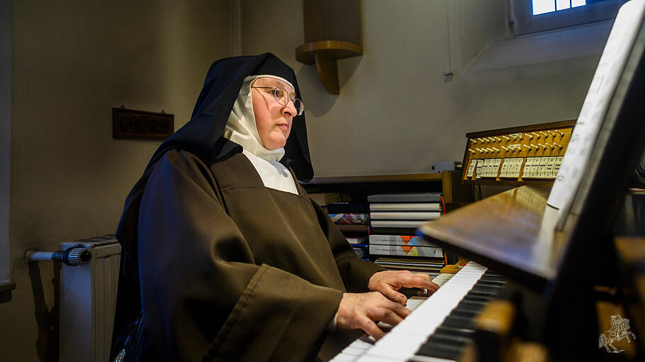Eine Karmelitin an der Orgel