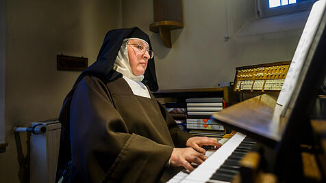 Eine Karmelitin an der Orgel