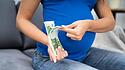Schwangere Frau z&auml;hlt Geld