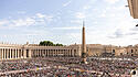 Mit Menschen gefüllter Petersplatz