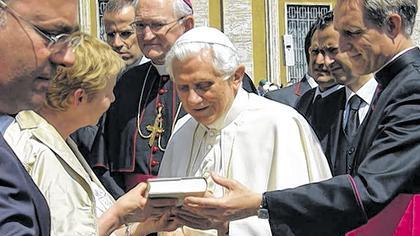 Gisela Geirhos überreicht Benedikt XVI. deutsche Übersetzung der "Apologia pro Vita Sua"