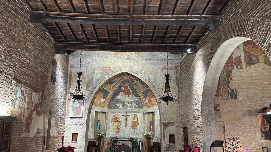 Die beliebte Mail&auml;nder Hochzeitskirche am Navigli-Kanal ist weniger bekannt als der Dom. Will man sie erkunden, ist man auf einen guten Kunstf&uuml;hrer angewiesen.