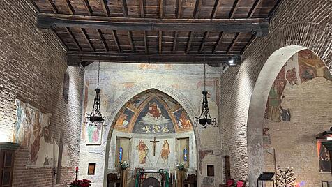 Die beliebte Mail&auml;nder Hochzeitskirche am Navigli-Kanal ist weniger bekannt als der Dom. Will man sie erkunden, ist man auf einen guten Kunstf&uuml;hrer angewiesen.