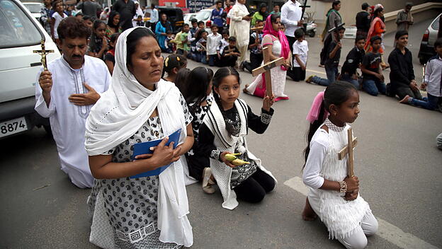 Christen beten auf einer Straße am 25.03.2016 während einer Karfreitagsprozession in Jammu (Indien)