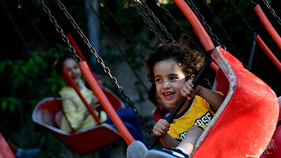 Kinder beim Karussellfahren in Damaskus im Jahr 2024