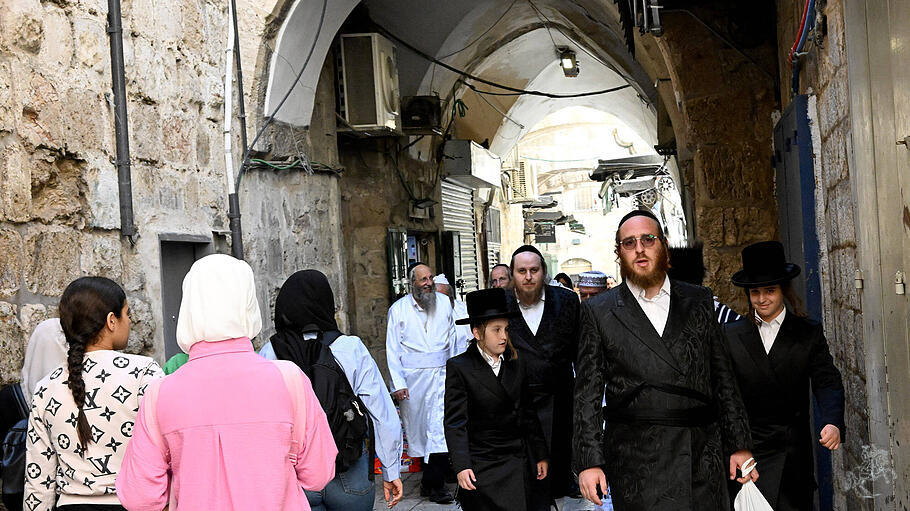 Ultra-Orthodoxe und Palästinenser im muslimischen Viertel der Jerusalemer Altstadt.