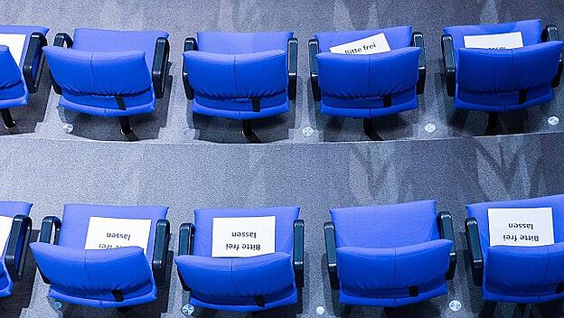Berlin, Plenarsitzung im Bundestag Deutschland, Berlin - 20.11.2020: Im Bild sind Stühle mit Bitte frei halten im Plenar