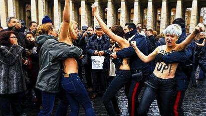 Femen-Aktivistinnen auf dem Petersplatz in Rom
