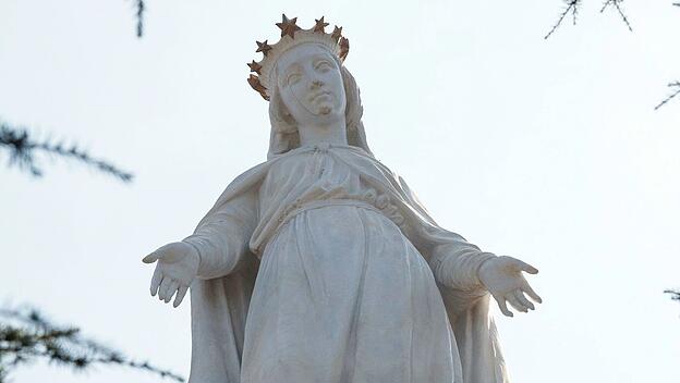 Harissa: Weiß gefärbte Bronzestatue der Gottesmutter
