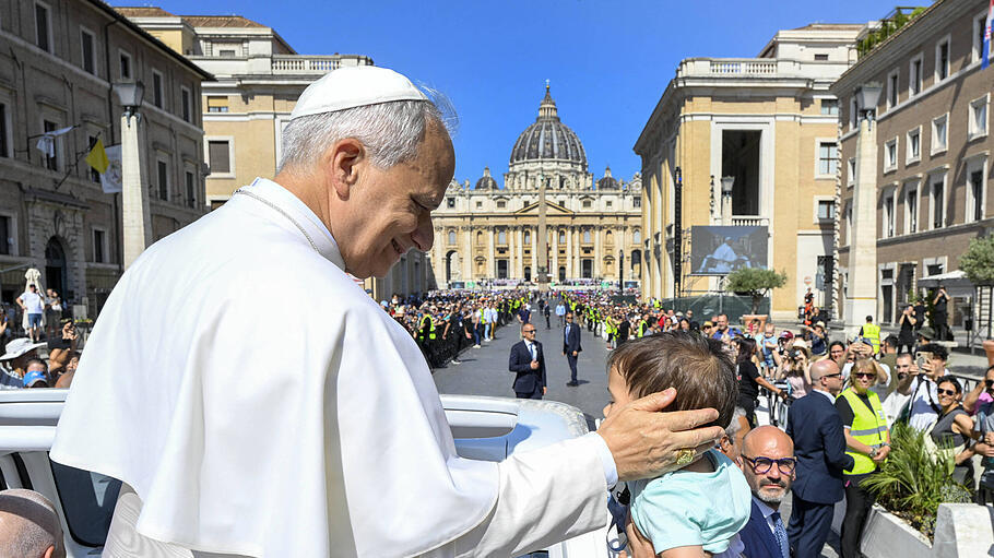 Papst Leo unterwegs im Papamobil